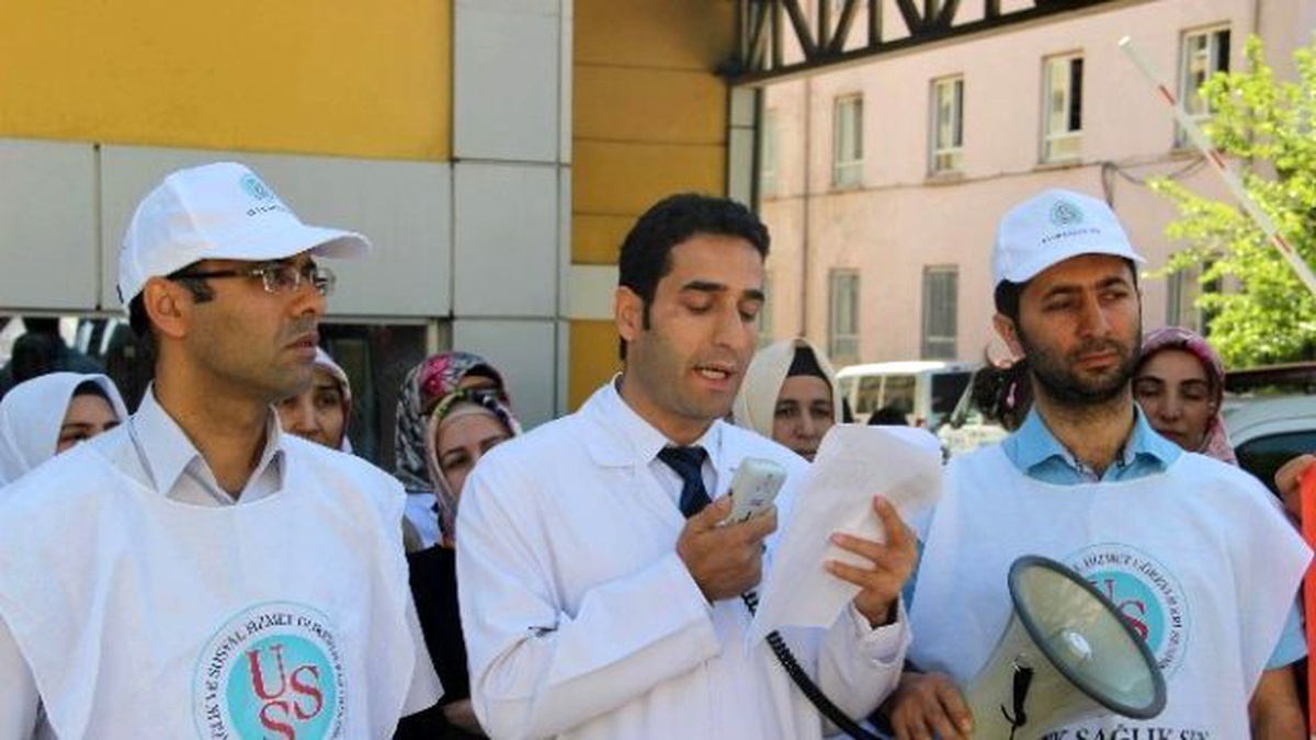 Sağlık Çalışanları Basın Açıklaması ve Protesto Gösterileri Düzenliyor