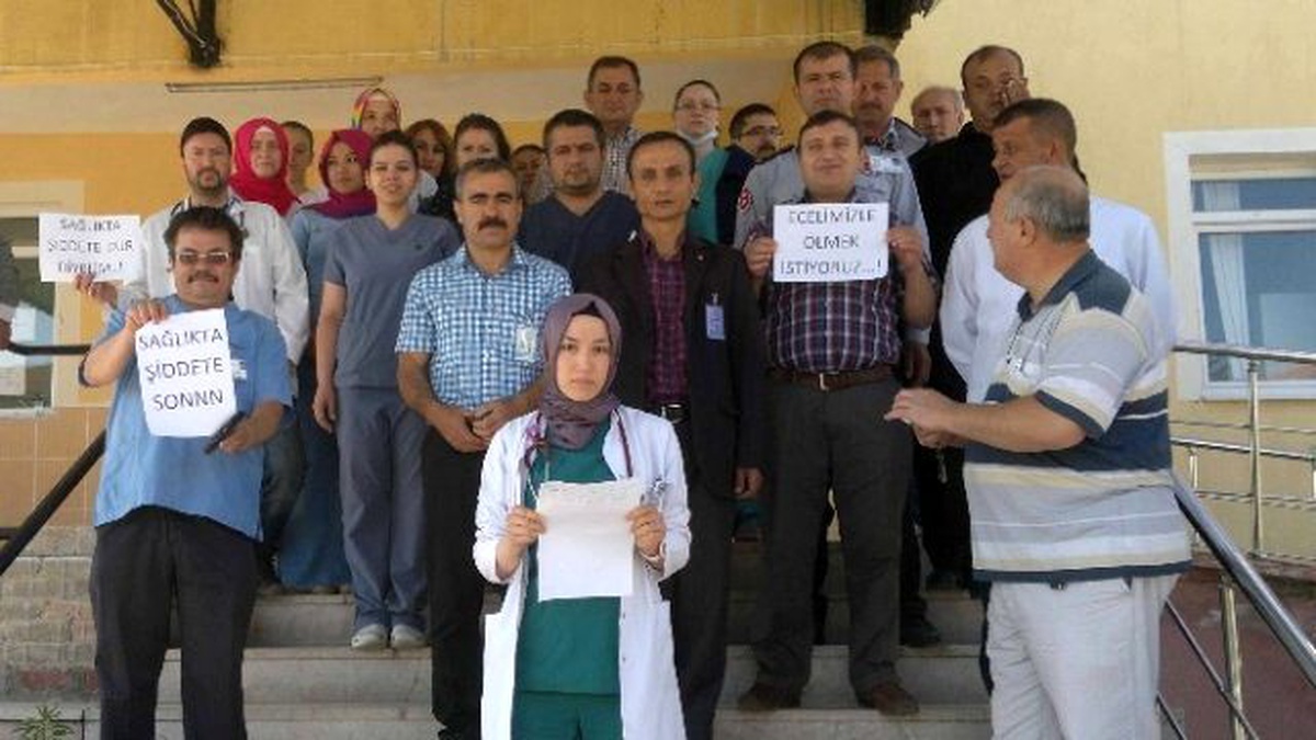 Sağlık Çalışanları Öldürülen Doktor İçin İş Bıraktı