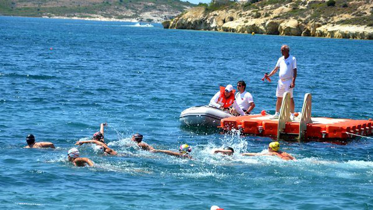 Şampiyon Yüzücüler Madalyalarını Aldı