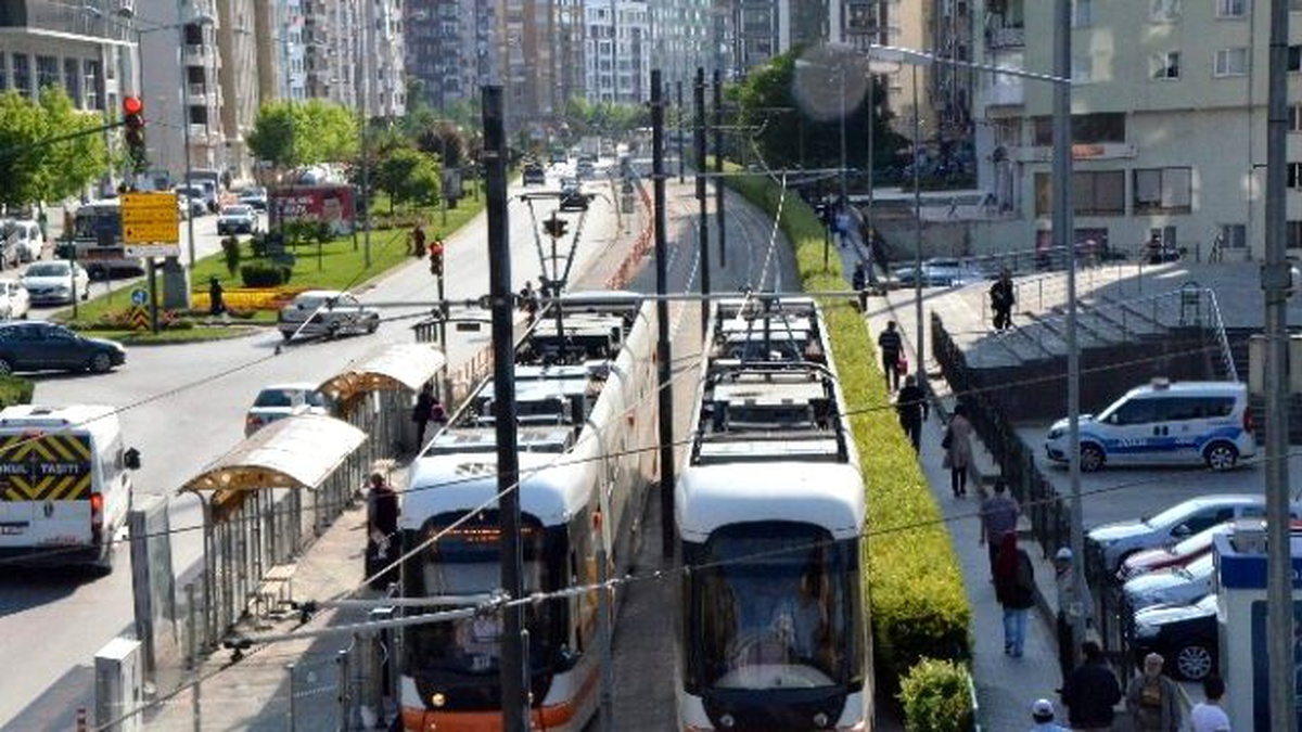 Seçim Bayrakları Tramvayı Yarı Yolda Bıraktı