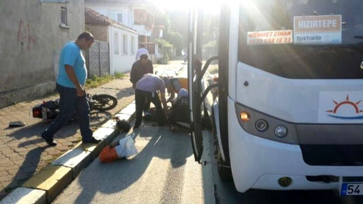 Servis Midibüsüyle Motosiklet Çarpıştı: 1 Yaralı
