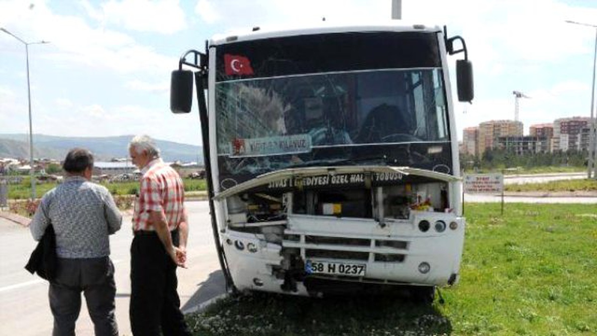 Sivas\'ta Halk Otobüsü Otomobile Çarptı: 1 Ölü, 6 Yaralı