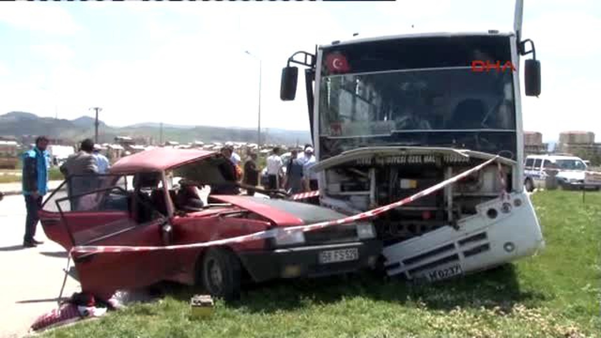 Sivas\'ta Halk Otobüsü Otomobile Çarptı: 1 Ölü, 6 Yaralı