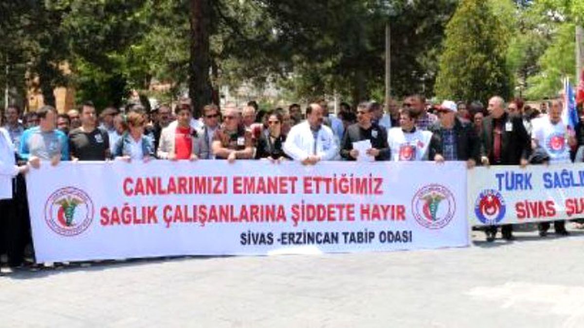 Sivas\'ta Sağlıkçılardan Şiddet Protestosu