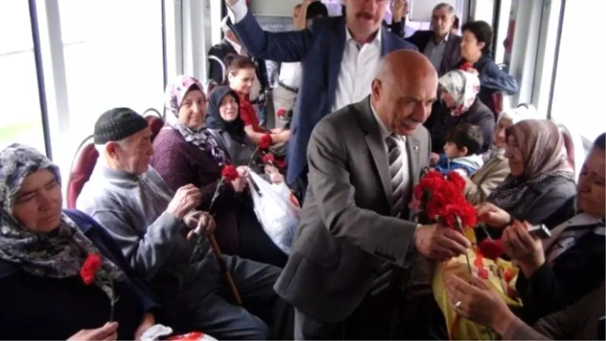 Tamer, Tramvayda Vatandaşlara Karanfil Dağıttı