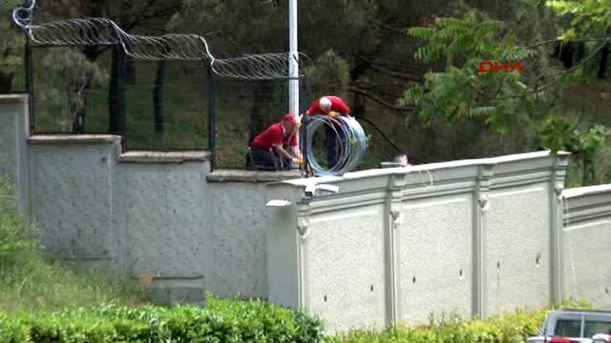 Tarabya Köşkü\'nün Çevresindeki Duvarların Üstüne Dikenli Tel Örgü Çekildi