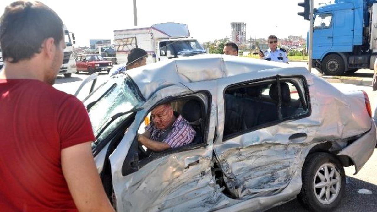 Tır\'ın Çarptığı Otomobil Sürücüsü Araçta Sıkıştı