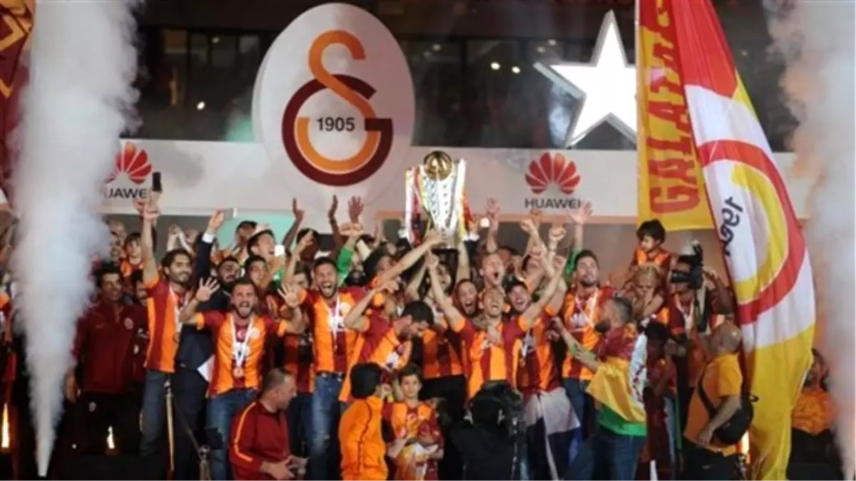 Galatasaraylı Futbolcu, TT Arena\'ya Ahmet Kaya Şarkısıyla Çıktı