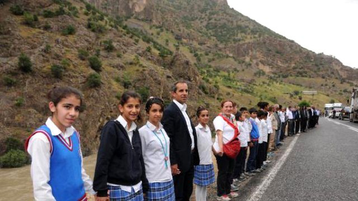 Zap Suyu Kenarına Bariyer İçin İnsan Zinciri Oluşturdular