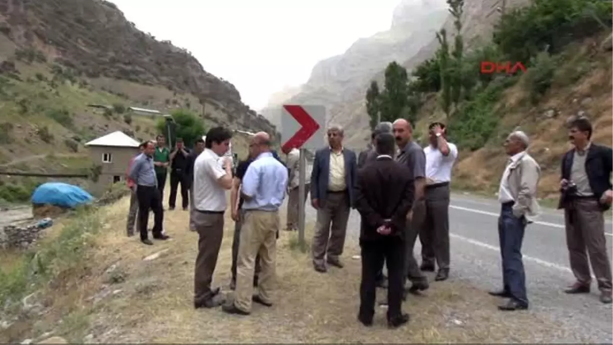 Zap Suyu Kenarına Bariyer İçin İnsan Zinciri Oluşturdular