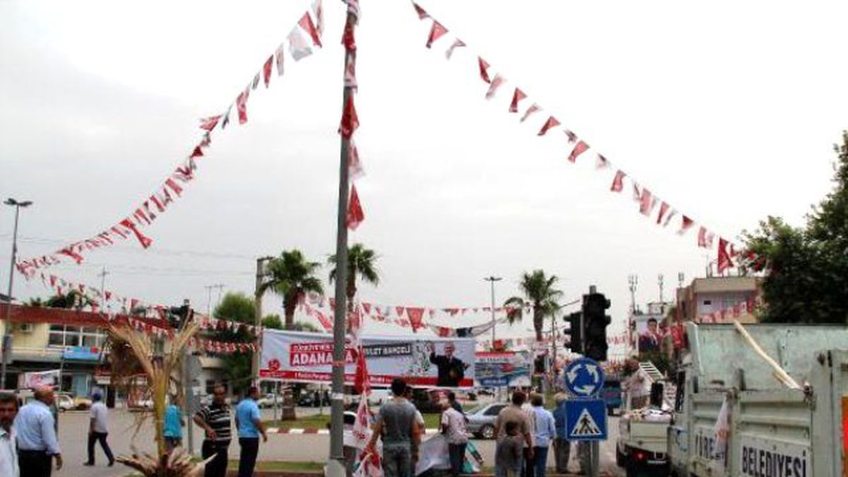 Adana\'da Bayrak Gerginliği