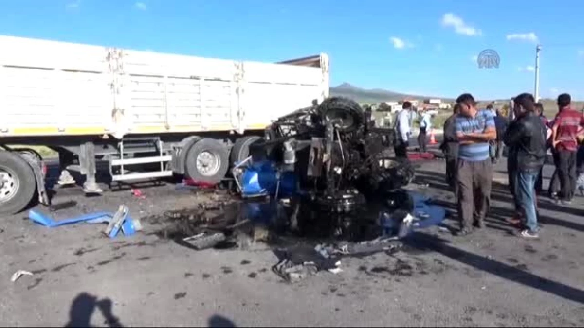 Aksaray\'da Tır Traktöre Çarptı: 1 Ölü