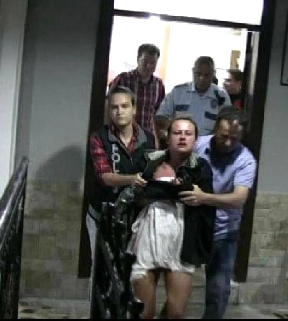 Alkollü Turist Çift 12 Saat İçip Soyundu, Ortalığı Birbirine Kattı