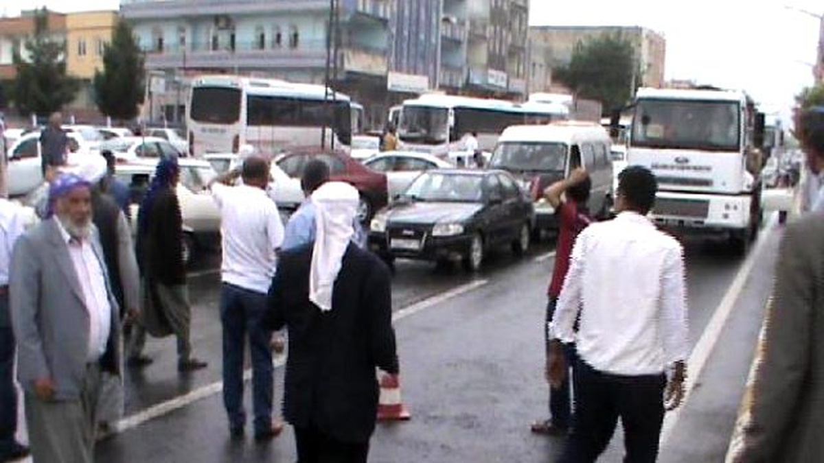 Banka Hesapları Elektrik Borcundan Bloke Edilen Çiftçiler Yol Kapattı