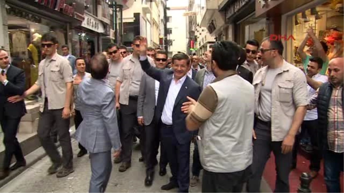 Başbakan Davutoğlu Kapalıçarşı, Nuruosmaniye ve Sahaflar Çarşısı\'nı Gezdi