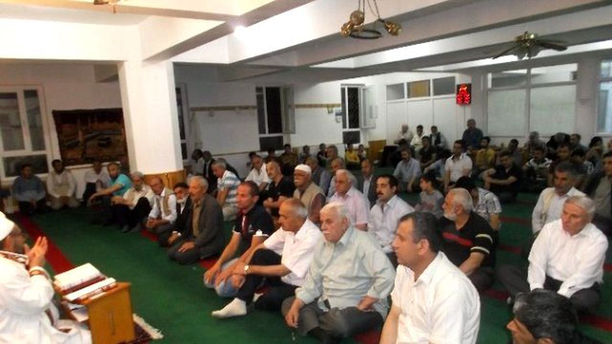 Berat Kandilinde Eller Semaya Kalktı