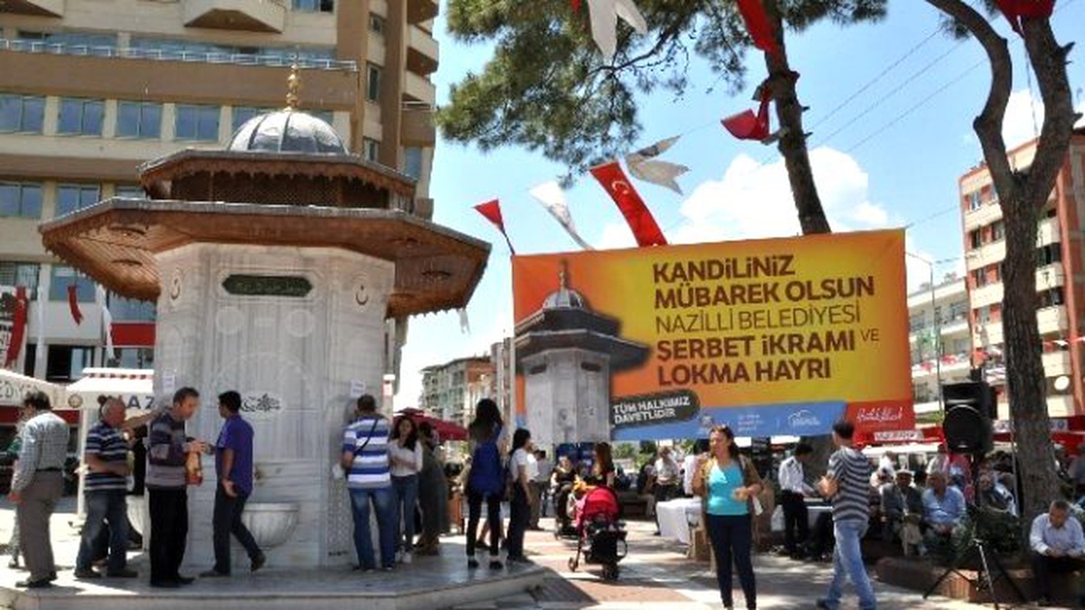 Nazilli\'de Berat Kandilinde Lokma ve Şerbet İkramı