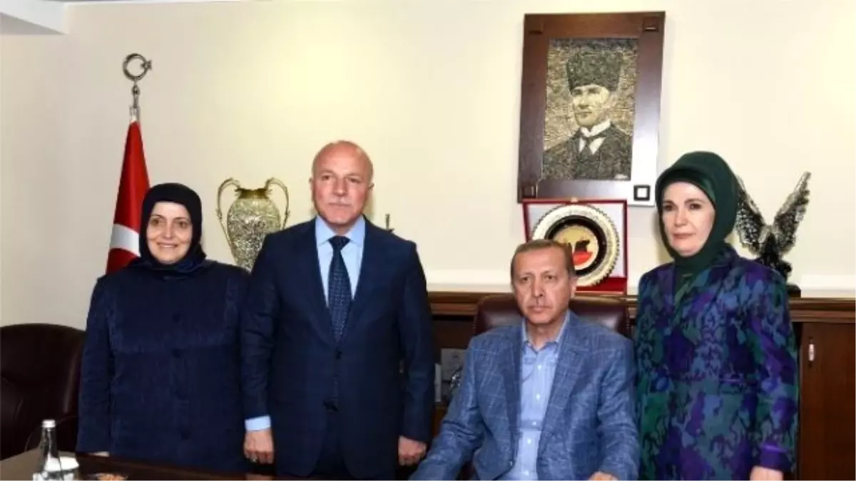 Cumhurbaşkanı Erdoğan Erzurum Büyükşehir Belediyesi\'ni Ziyaret Etti