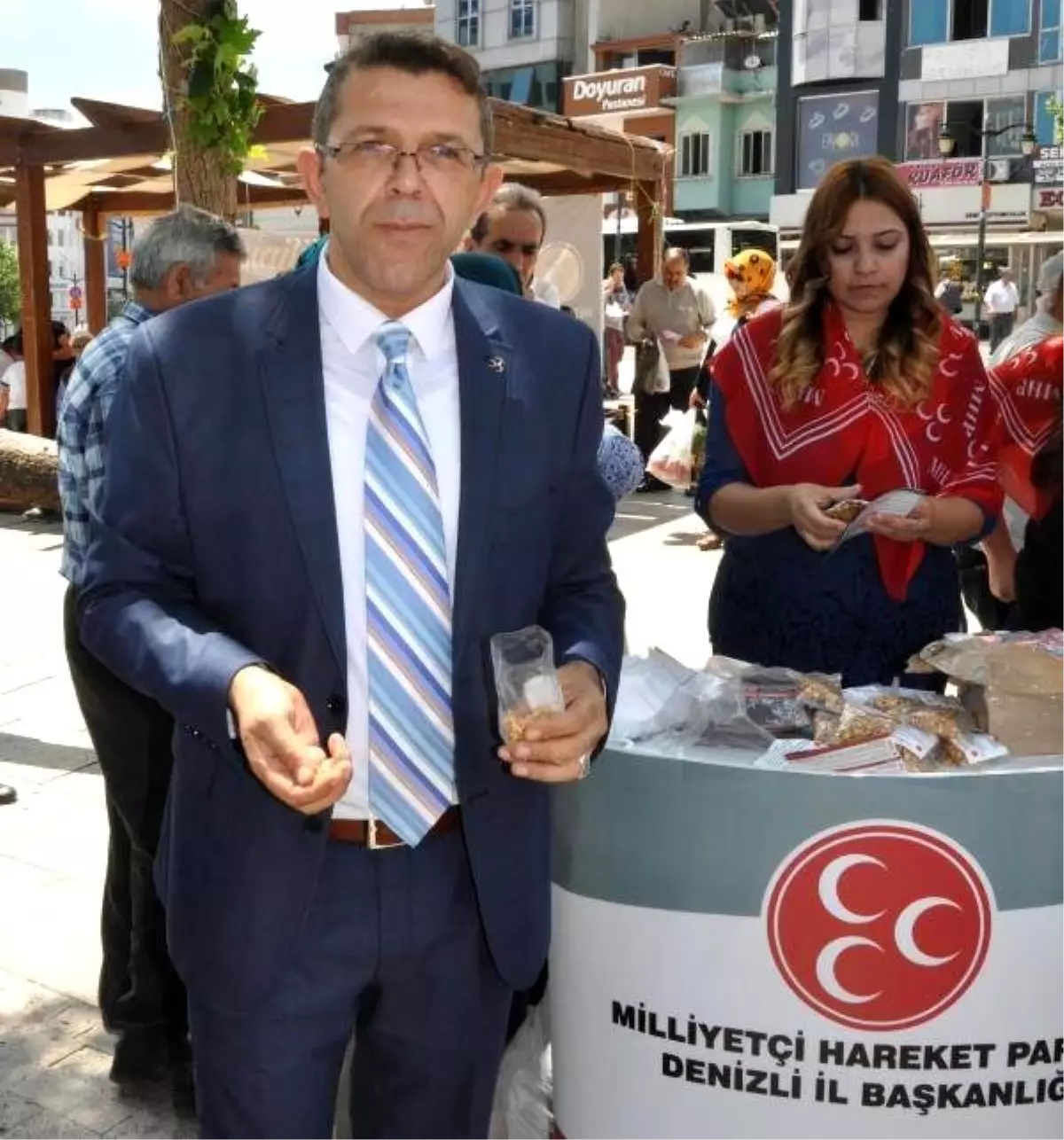 Denizli\'de MHP\'den Bakan Şimşek\'e Leblebili Eleştiri