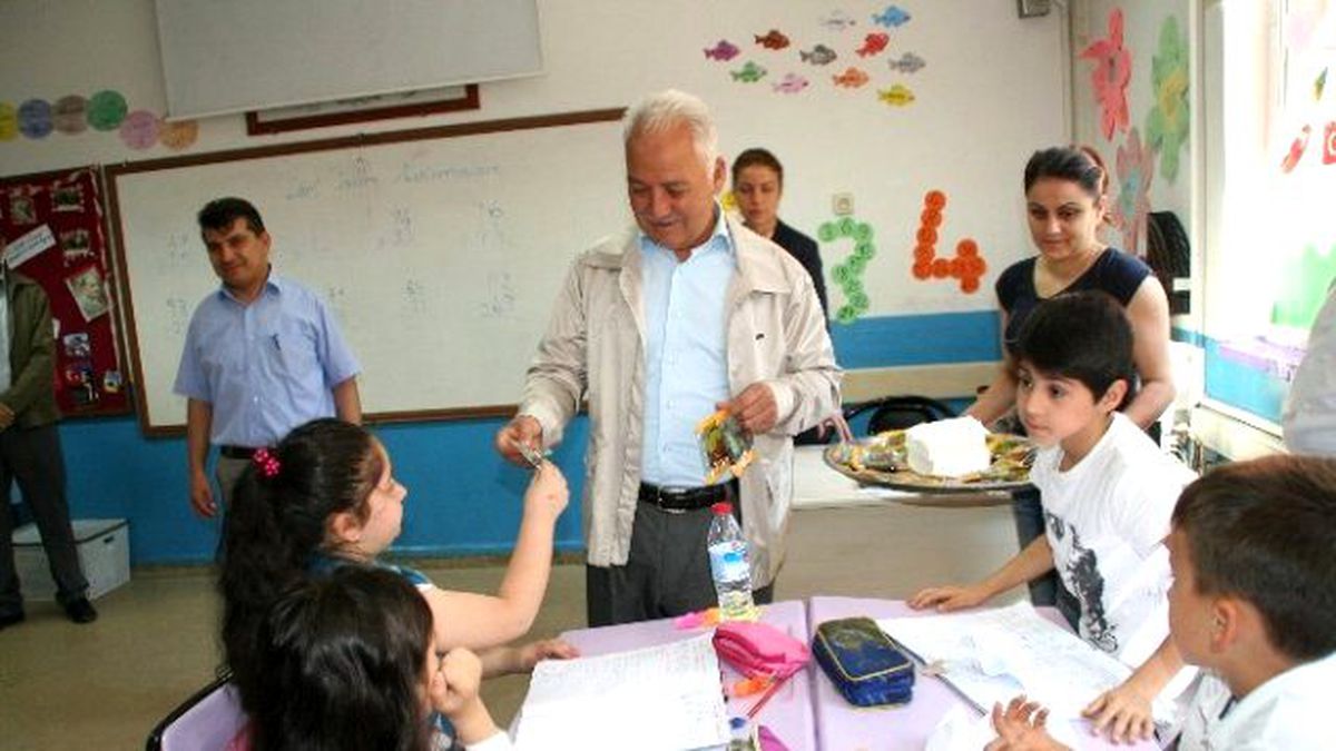 Devrek\'te Öğrencilere Kuru Üzüm Dağıtımı Yapıldı