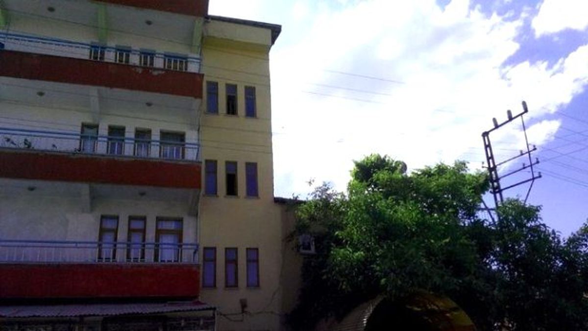 Evin Yanından Geçen Yüksek Gerilim Hattı Tehlike Saçıyor