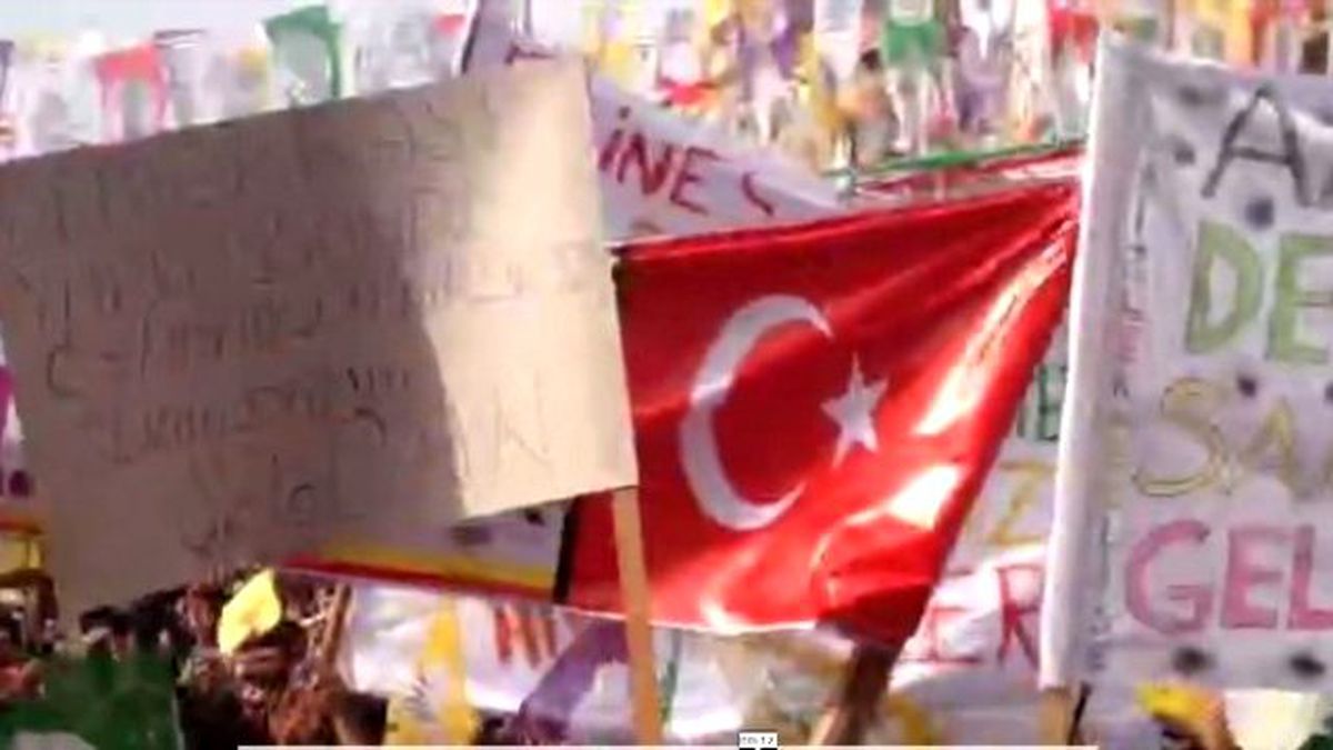 Hdp\'nin Batman Mitinginde Türk Bayraklı Pankart Açıldı