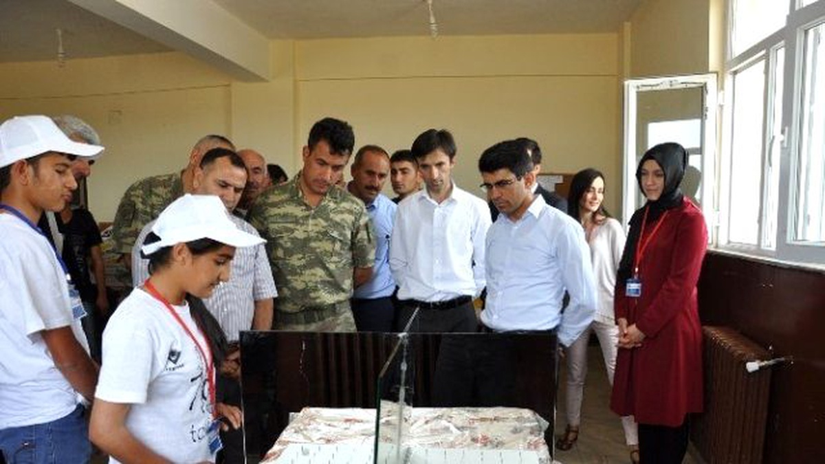 İdil\'de Tübitak 4006 Bilim Fuarı\'nın Açılışı Yapıldı
