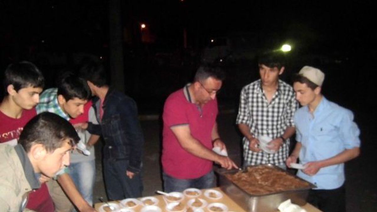 Kargı\'da Öğrenciler Kandilde Helva Dağıttı