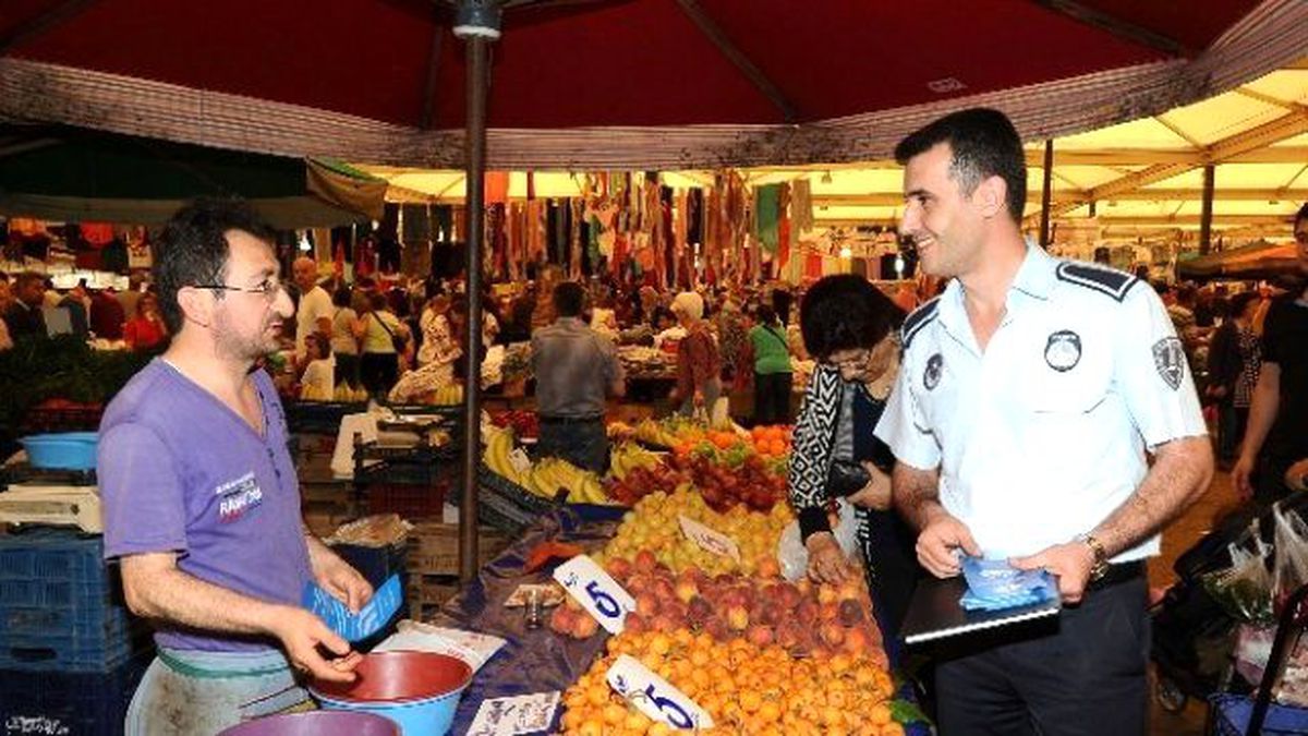 Karşıyaka\'da Pazarcılara Etiket ve Evrak Uyarısı