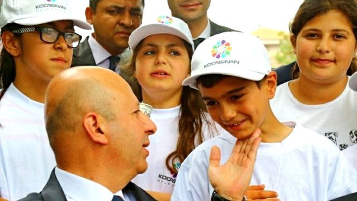 Kocasinan\'dan Çocuklara Parklarda Karne Hediyesi