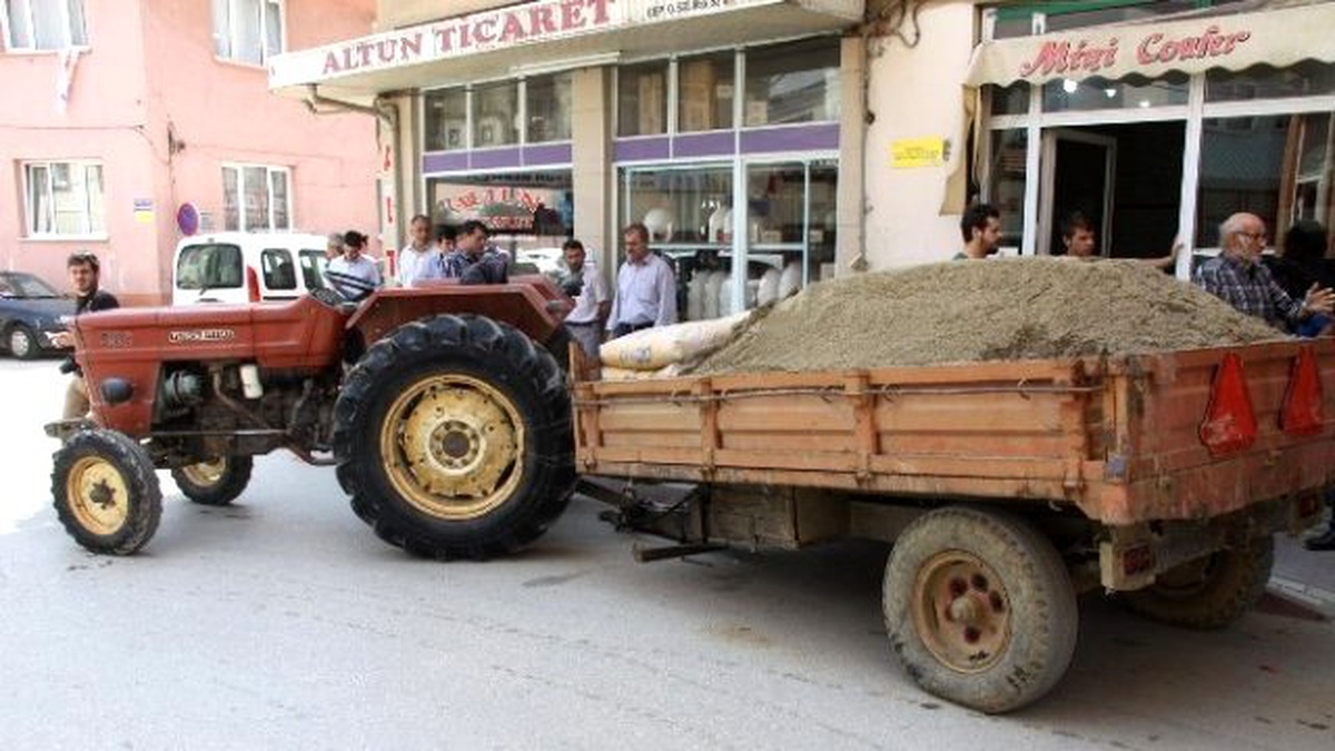 Kum Yüklü Römorkun Altında Kalan İşçi Ağır Yaralandı