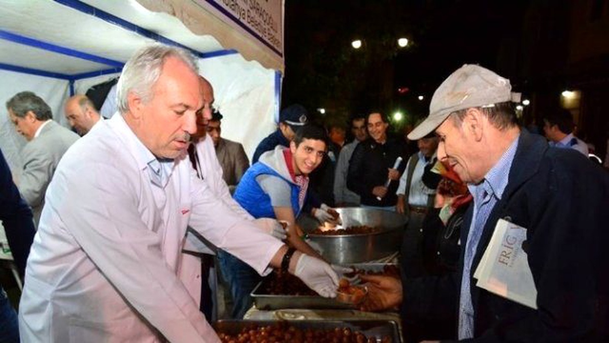 Kütahya Belediyesi\'nden Halka Lokma İkramı