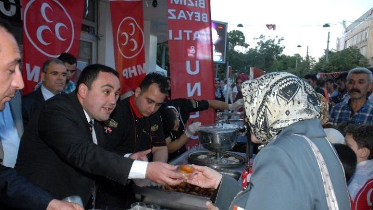 MHP Lokma Tatlısı Dağıttı