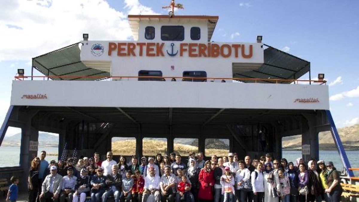 Öğrenci ve Öğretim Görevlileri Feribotla Baraj Gölünü Gezdi