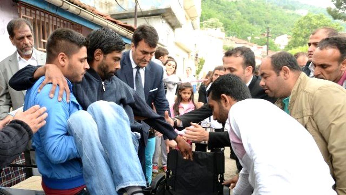 Omurilik Felci Gencin Akülü Araç Mutluluğu