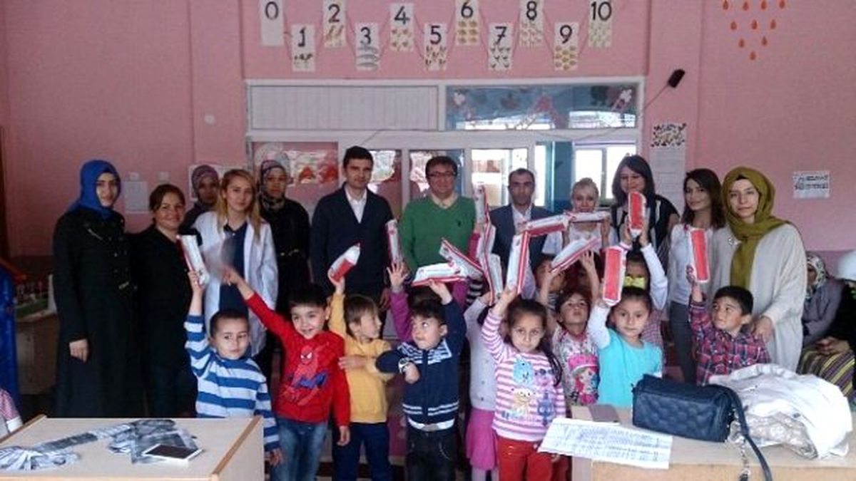 Pınarbaşı\'nda Öğrencilere Diş Macunu ve Diş Fırçası Dağıtıldı