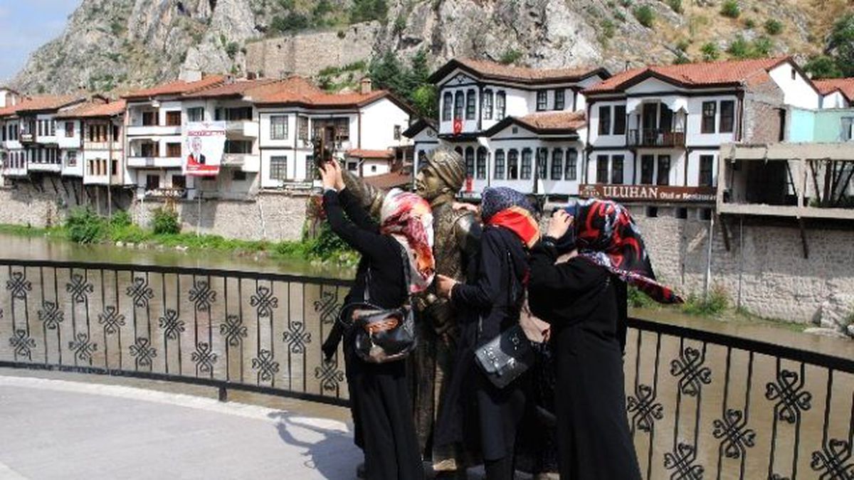 Selfieci Şehzade Üçüncü Kılıcını Kuşandı