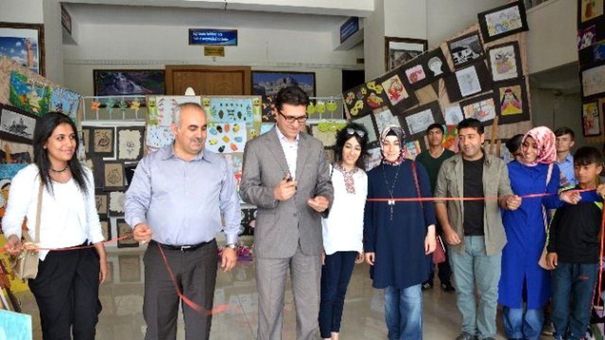 Silvan\'da Köy Okulu Öğrencileri Resim Sergisi Açtı