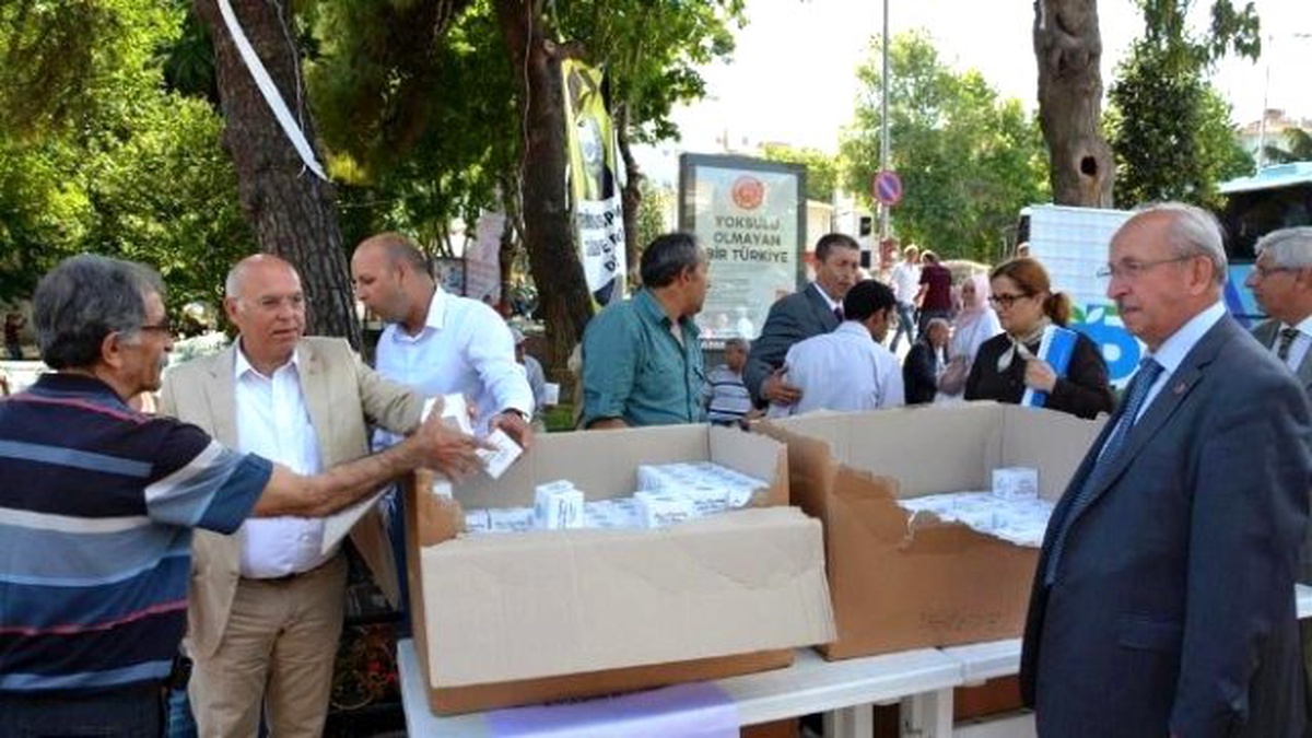Süleymanpaşa Belediye Başkanı Eşkinat, Kandil Simidi Dağıtarak Vatandaşların Berat Kandili\'ni...