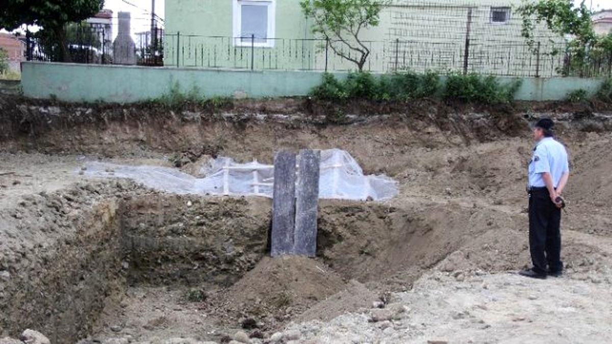 Tarihi Mezarda Kazı Çalışmaları Yarına Ertelendi