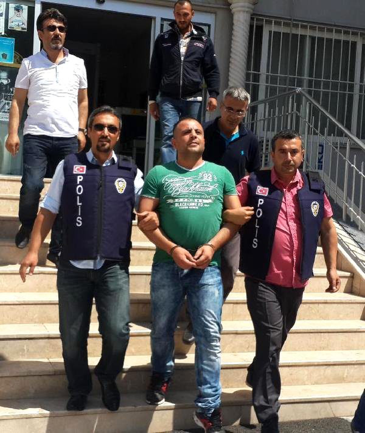 Uyuşturucu Kavgasını Ayırırken Yaralanmış