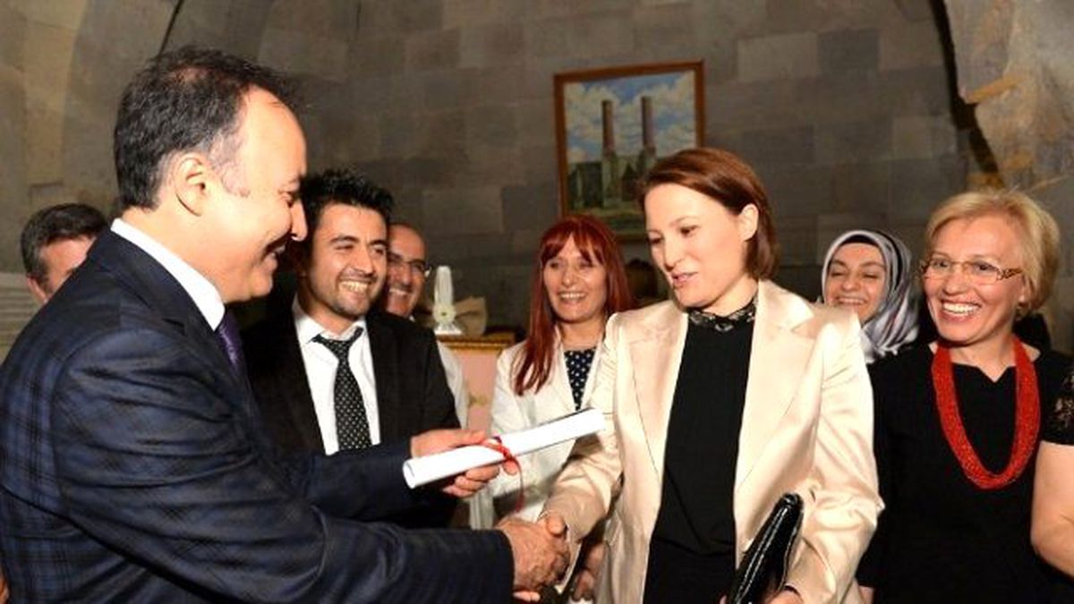 Vali\'den Eşine Sertifika