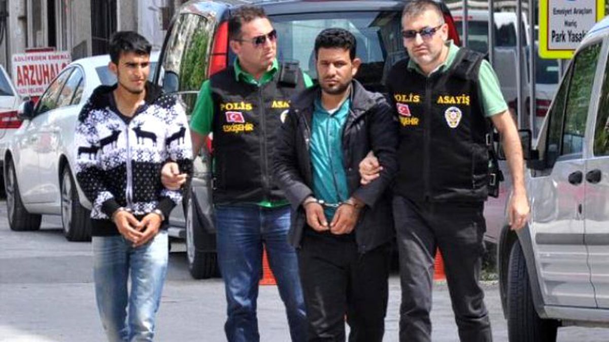 Yaşlı Adamı Dolandıran 2 Şüpheli Suçüstü Yakalandı