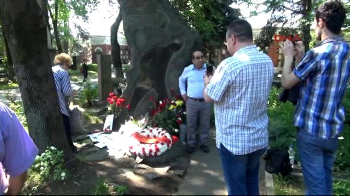1 Nazım Hikmet Ölümünün 52.yılında Moskova\'daki Mezarı Başında Anıldı