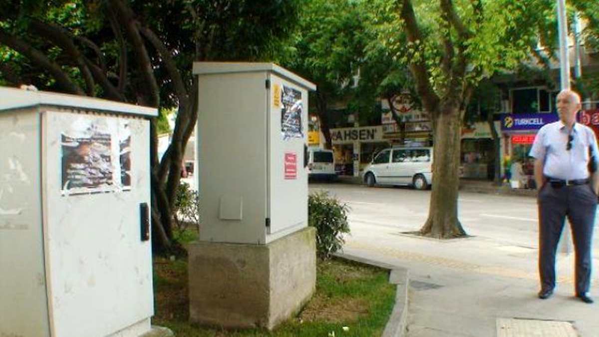 Adapazarı\'nda Asılan Afişlerde Vatandaş Oy Kullanmamaya Çağrıldı
