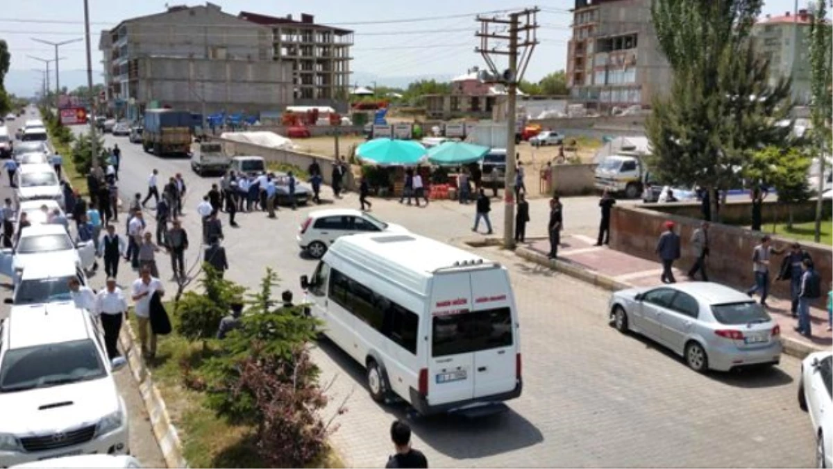 Ahlat\'ta AK Parti Konvoyuna Bıçaklı Saldırı