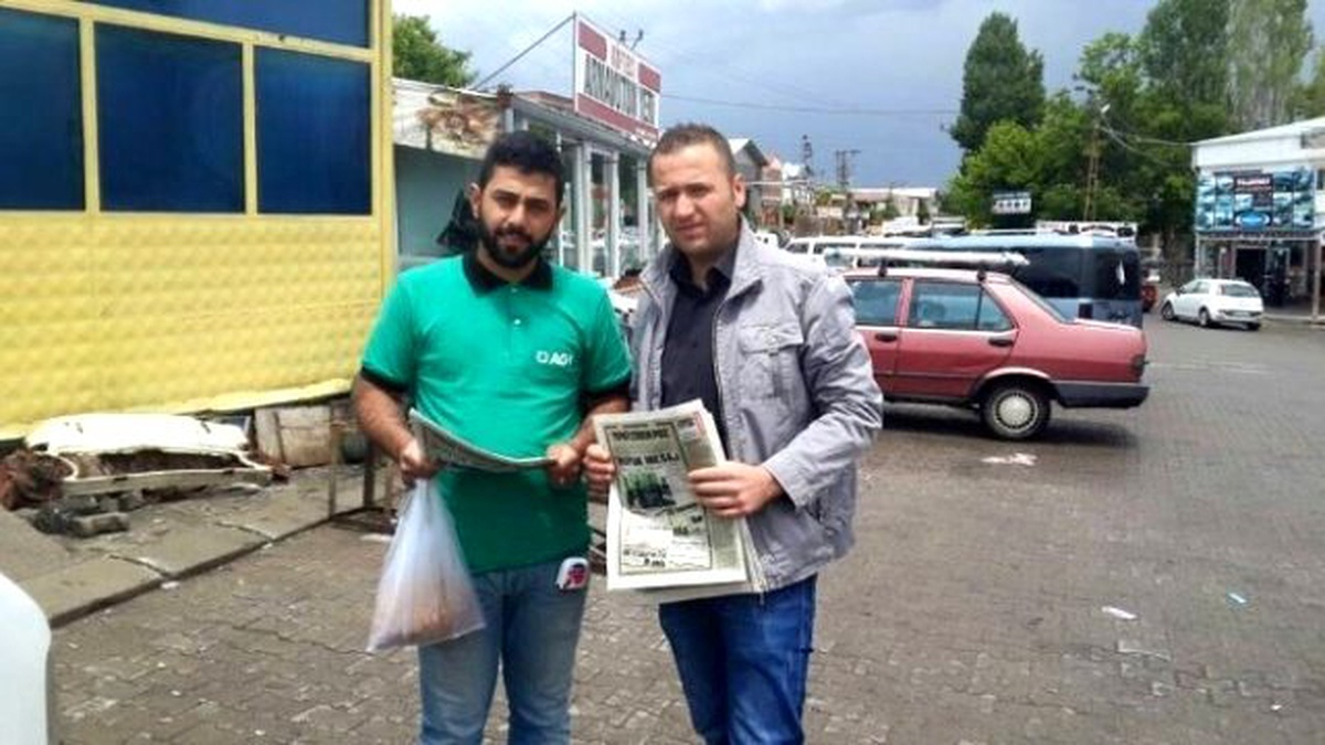 Ak Gençlik 40 Bin Adet Eski Türkiye Gazetesini Seçmenle Buluşturdu