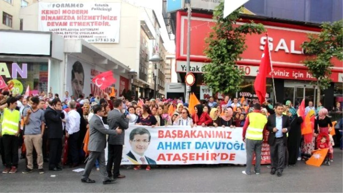 AK Parti Adayları Binlerce Kişi ile Ataşehir\'de Sevgi Yürüyüşü Yaptı