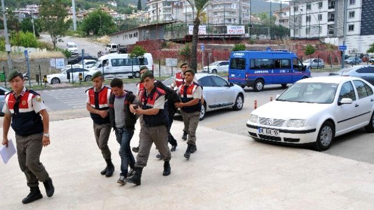 Antalya\'da Motosikletli Kapkaççılar Kıskıvrak Yakalandı