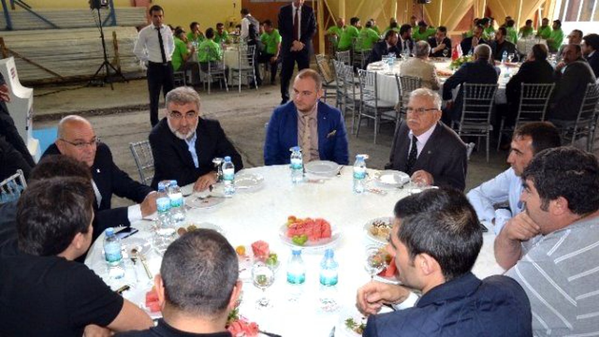 Bakan Taner Yıldız Akansu Fabrikası\'ndaki İşçilerle Bir Araya Geldi